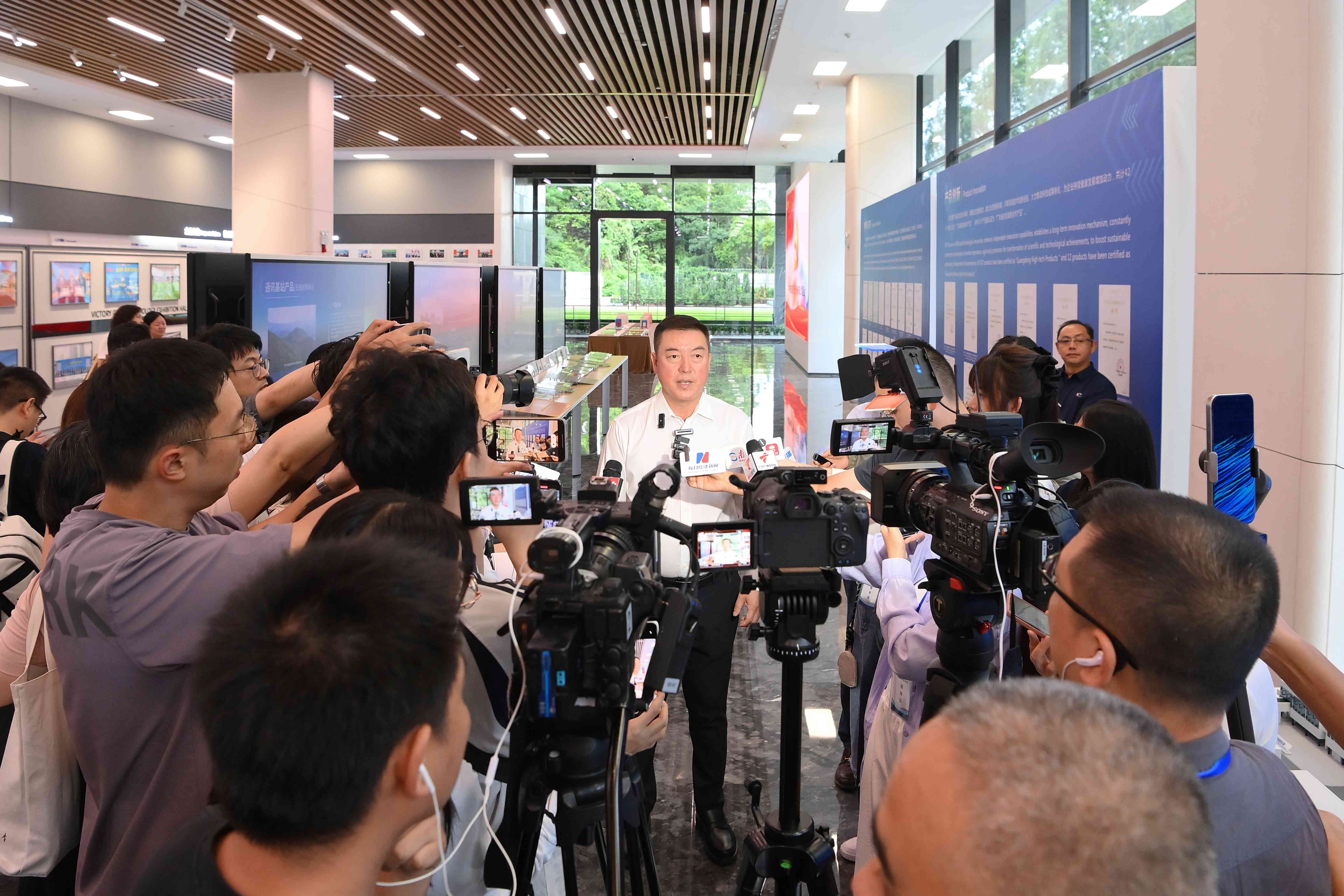 “活力中国调研杏妆主题采访活动走进九五至尊VI科技